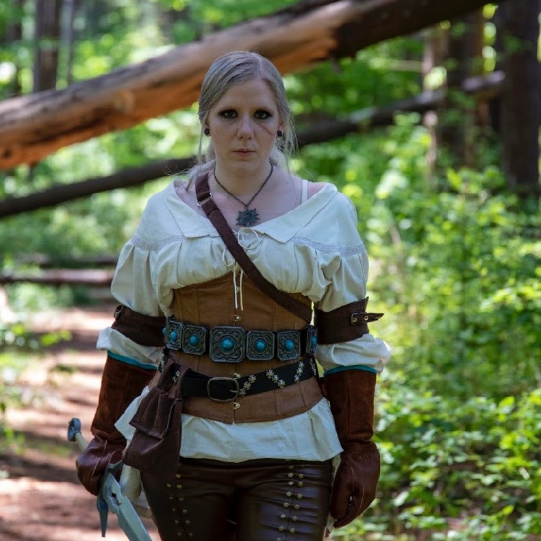 Woman in medieval hunting clothes