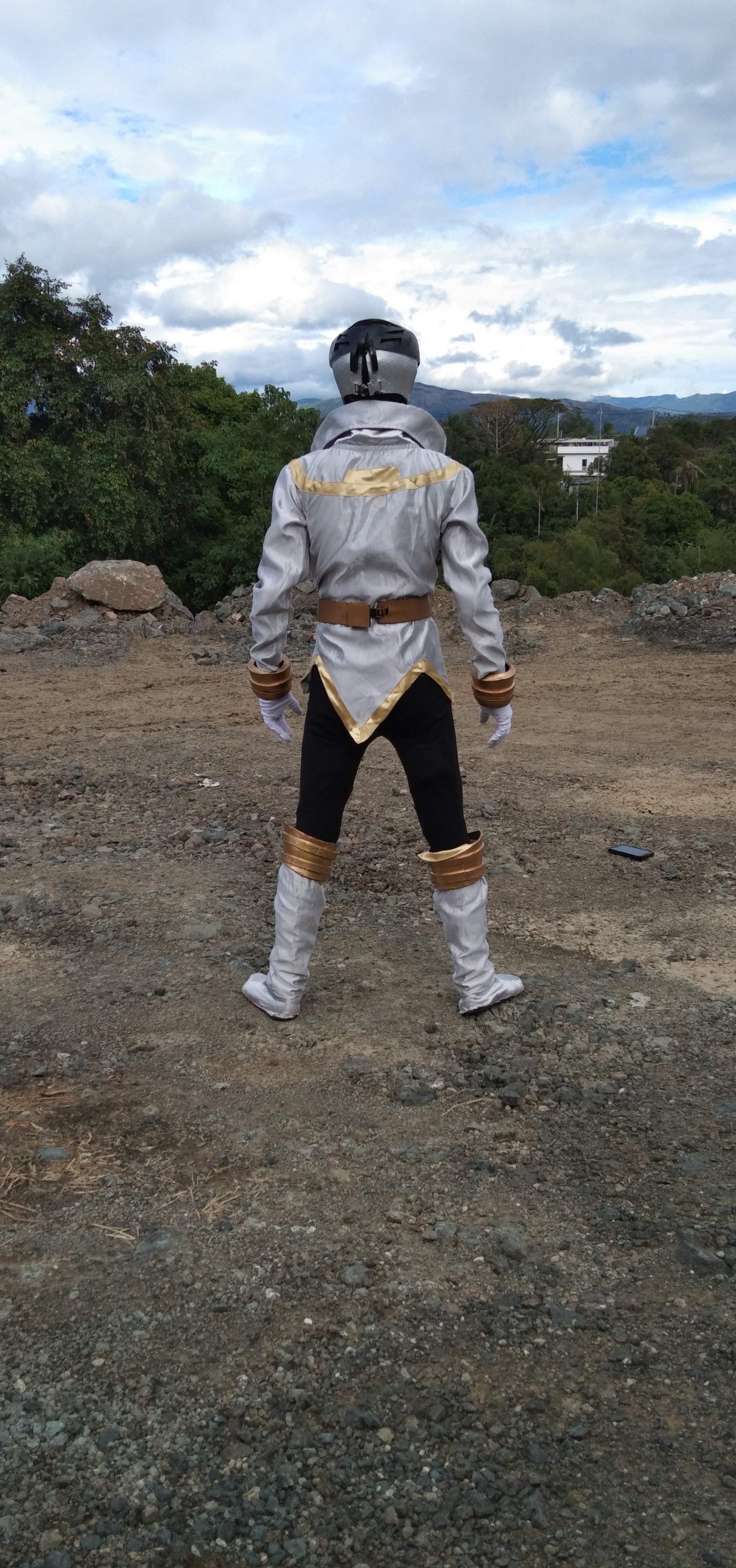 Cosplayer in white and gold