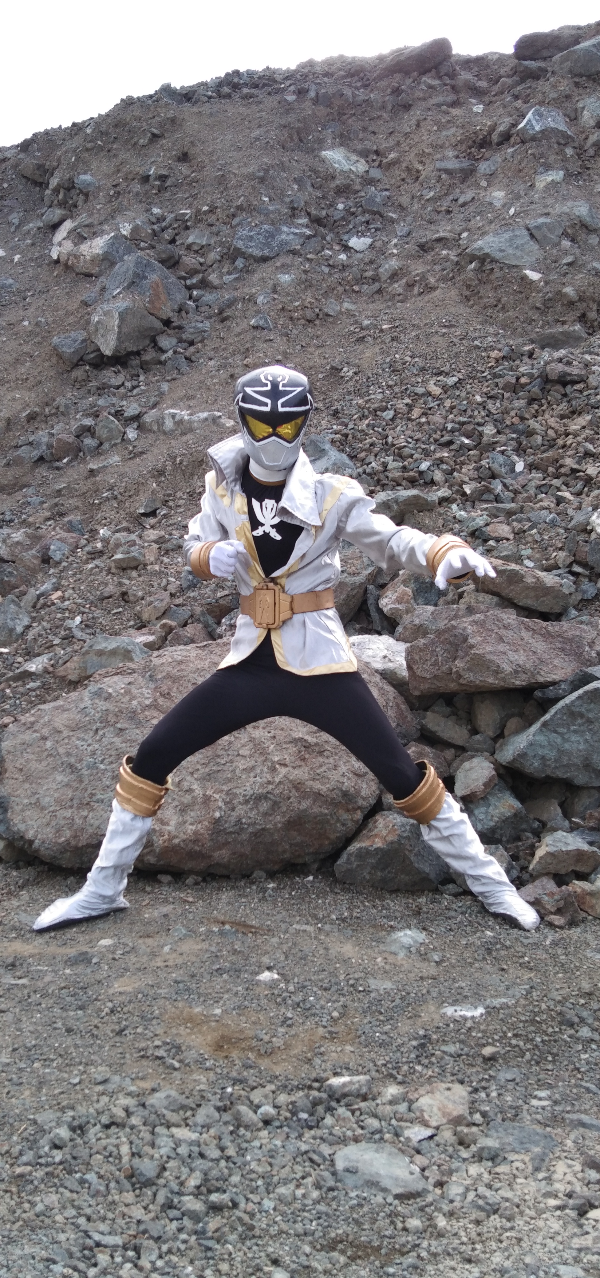 Cosplayer in white and gold