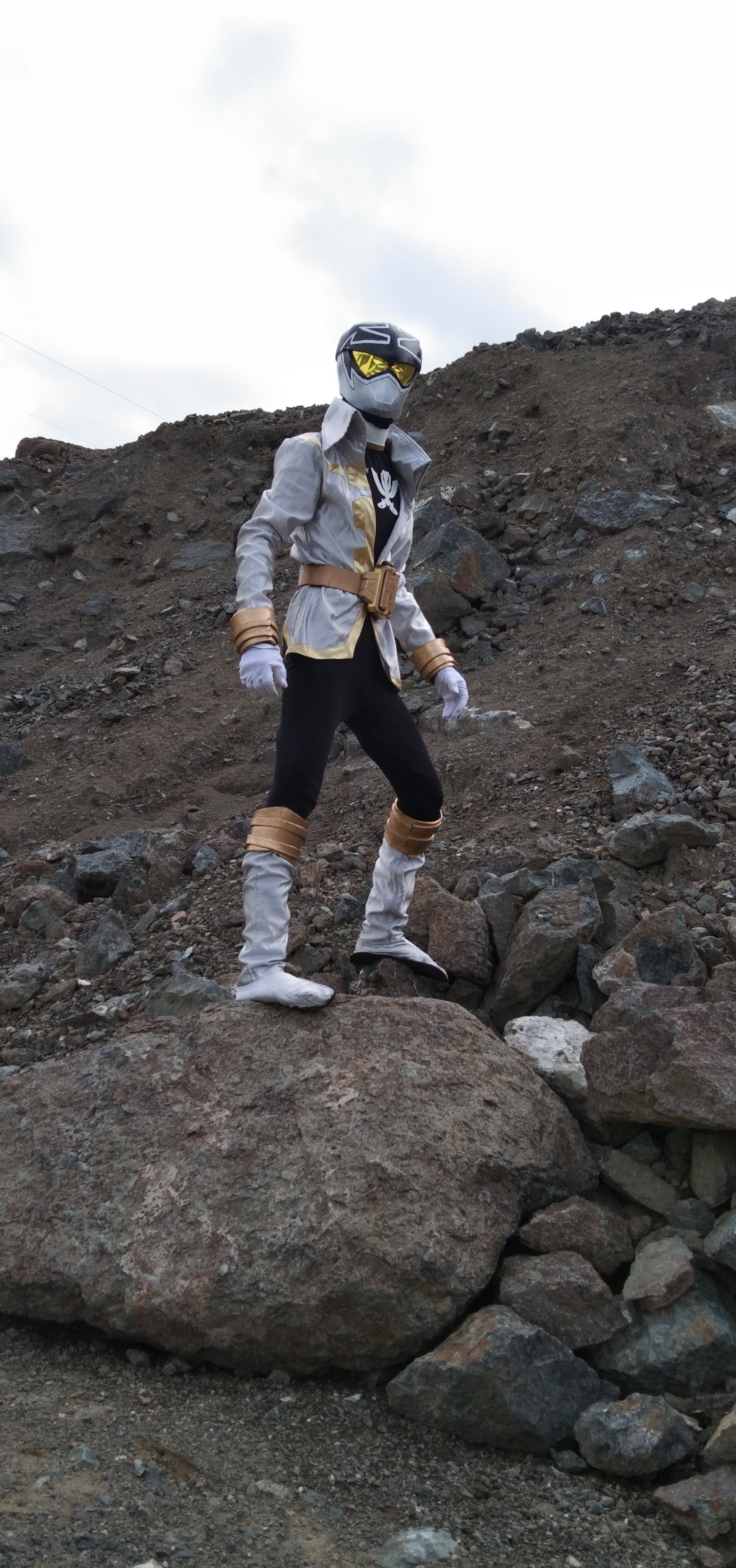 Cosplayer in white and gold