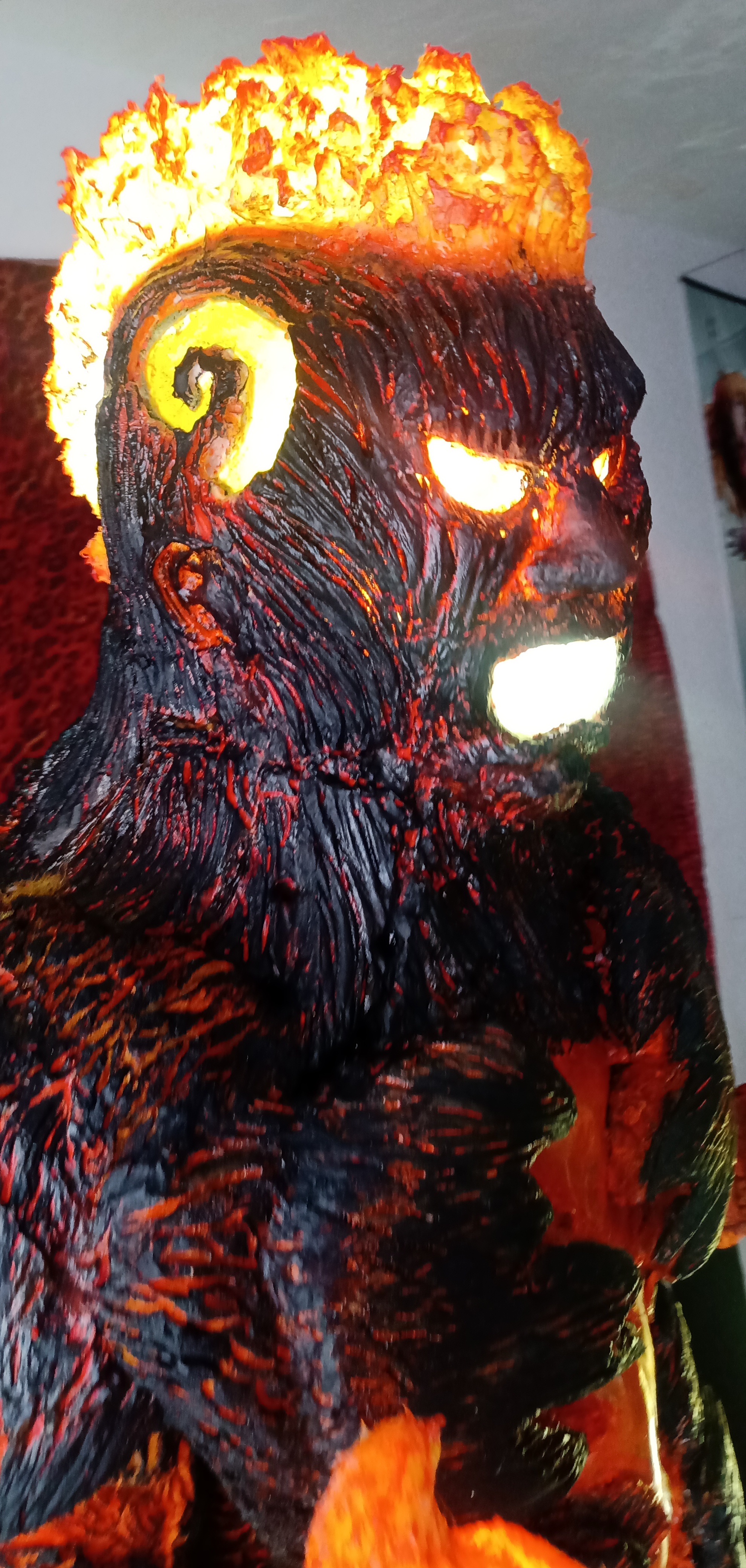 The cosplay of "Brand" is made mostly of latex lined with foam to upholster rooms, silicone and detailed with pieces of eva rubber, has smoke operation adapted with several vaper, most of the pieces were sculpted in plasticine and then take the mold of the pieces in latex, also is painted with UV paint for the effect of lava is denoted more in the dark and I put a small horn to simulate a fire audio for more realism of the character, the inner part has pieces of Plastazote to diffuse more light inside the body and the mouth is made of plastic polymorph, I hope you like my work.