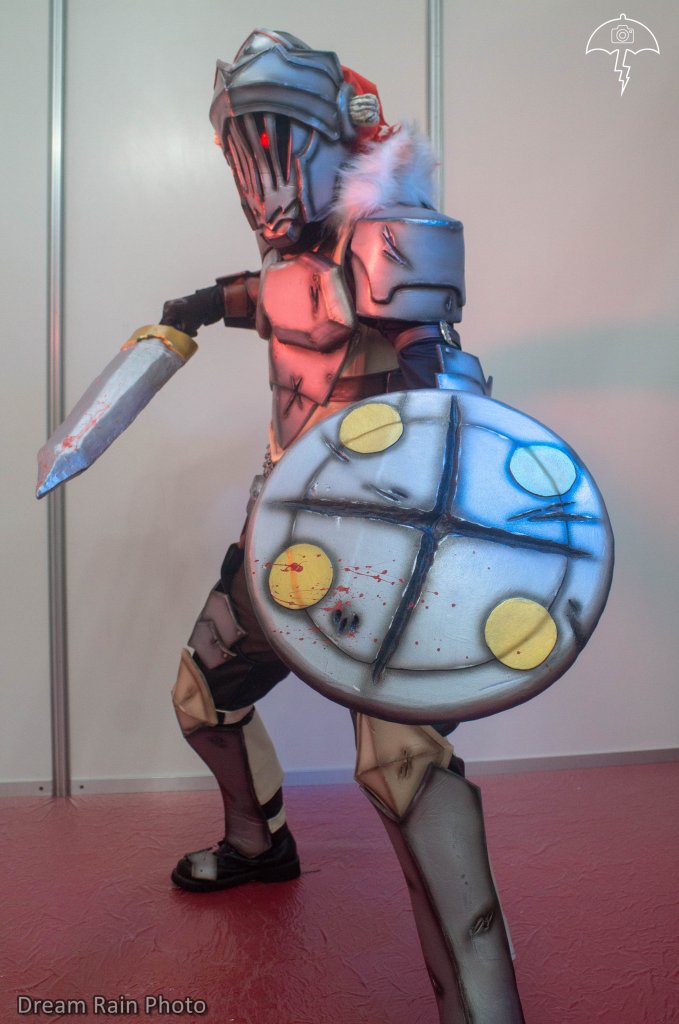 The main character of the series, a 20-year-old and experienced silver-rank adventurer who is only interested in hunting goblins, of which he possesses encyclopedic knowledge bordering on obsession. The jobs he does involve only goblins and he does not accept assignments of any other kind, though he often gets caught up in gruesome quests for reasons beyond his control. He has iron armor, with chain mail, horn and always carries a sword and shield. My cosplay is worked in eva rubber of different thicknesses, it has a chain mail on the abdomen that was made with thin wire one by one, the sword is lined in worbla and the shield with eva foam. I integrated a circuit of leds in the eye, to be able to simulate the bloodlust glow that it has in the anime. Some pieces are made of leather, such as the pants, belts and bags. My favorite details are the torn cuts that were made with dremel and iron and the splash of blood that was made with red paint. The cosplay is painted with aerosol sprays and detailed with an airbrush.